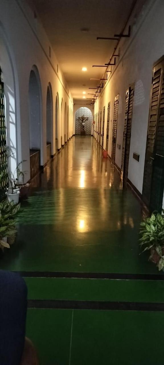Ywca Gallway Hotel *